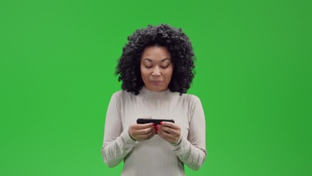 Afro Américaine Femme Tenant Smartphone Jouer Jeu Avec Passion Réjouit — Video