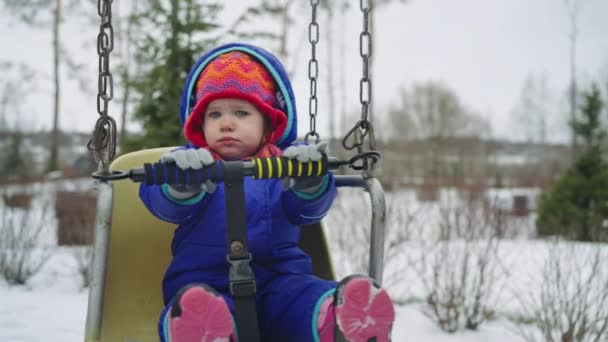 Niño Triste Molesto Sentado Columpio Mirando Enojado Cámara Invierno Vista — Vídeo de stock