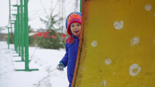 Sonriente Niña Jugando Con Nieve Patio Recreo Parque Invierno Niño — Vídeos de Stock