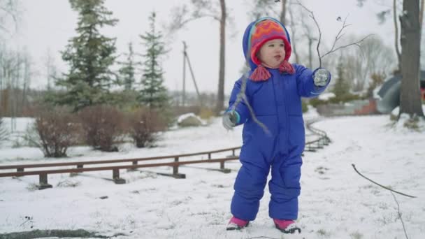 Petite Fille Habillée Chapeau Coloré Tricoté Marche Souriant Regardant Caméra — Video
