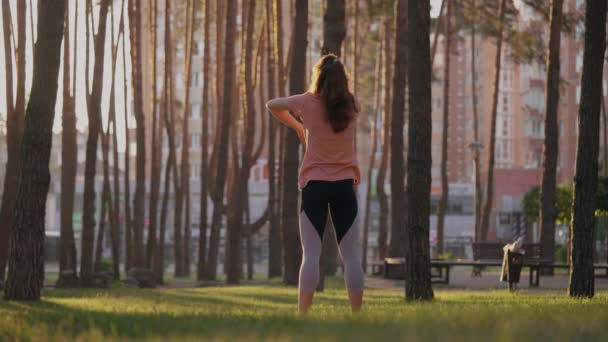 Renkli Spor Kıyafetleri Içinde Dikiz Aynalı Kadın Dışarıda Egzersiz Yapıyor — Stok video