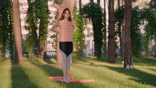 Žena Sobě Sportovní Oblečení Protahování Nohy Městském Parku Aktivní Wellness — Stock video