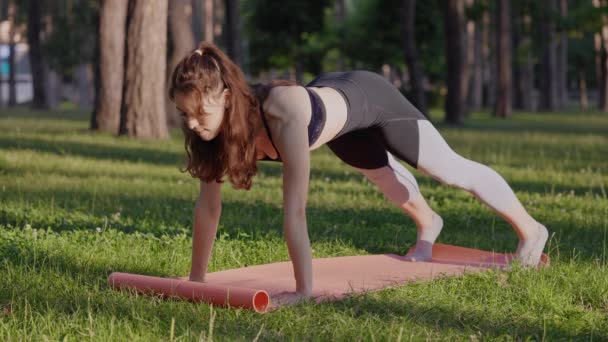 Kadın Tayt Giyiyor Üstte Sabah Kalas Egzersizi Yapıyor Yaz Parkında — Stok video