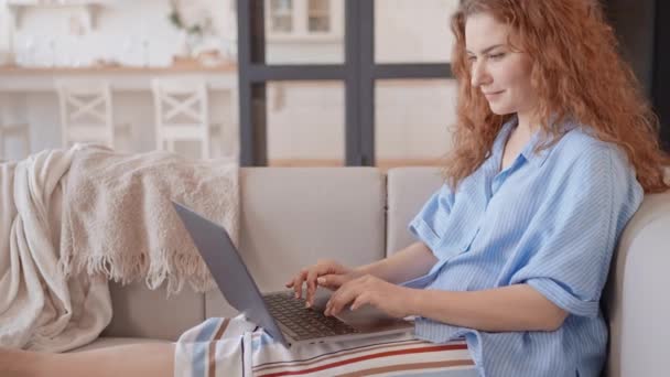 Mujer Con Pelo Rojo Rizado Trabajando Casa Navegando Freelancer Escribiendo — Vídeo de stock