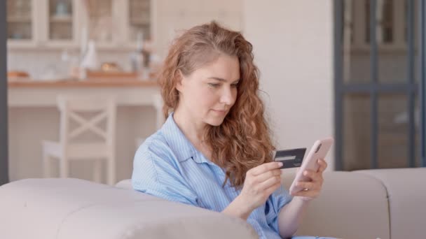 Cliente Satisfecho Que Sostiene Tarjeta Crédito Usando Teléfono Inteligente Para — Vídeo de stock