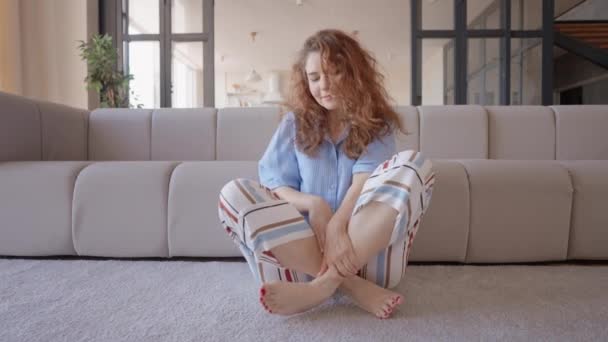 Μεσήλικη Γυναίκα Που Κάθεται Στο Πάτωμα Στο Σύγχρονο Διαλογισμό Διαμέρισμα — Αρχείο Βίντεο