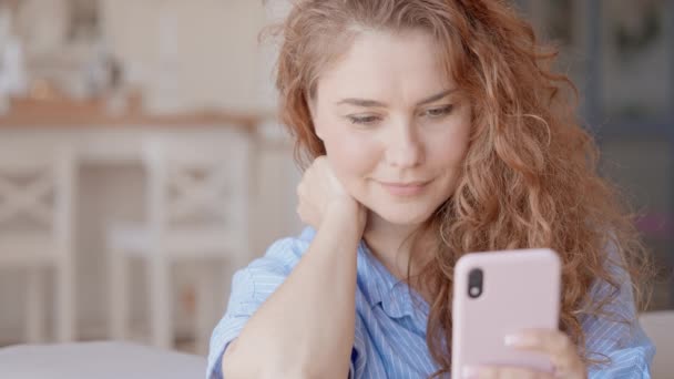 Retrato Mulher Adulta Alegre Com Smartphone Segurando Telefone Celular Conversando — Vídeo de Stock