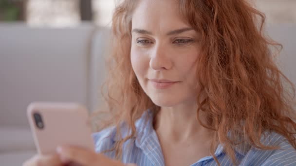 Primer Plano Retrato Mujer Con Pelo Rojo Rizado Usando Teléfono — Vídeo de stock