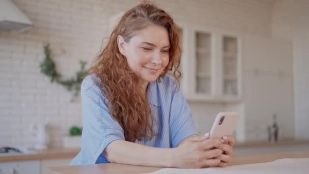 Adult Woman Holding Smartphone Messaging Chat Online Enjoying Happy Morning — Vídeo de Stock