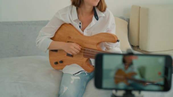 Woman Playing Guitar Shooting Video Smartphone Social Media — Vídeo de Stock