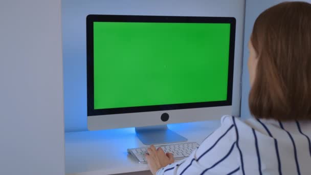 Side View Woman Sitting Workplace Display Computer Green Screen Working — Αρχείο Βίντεο