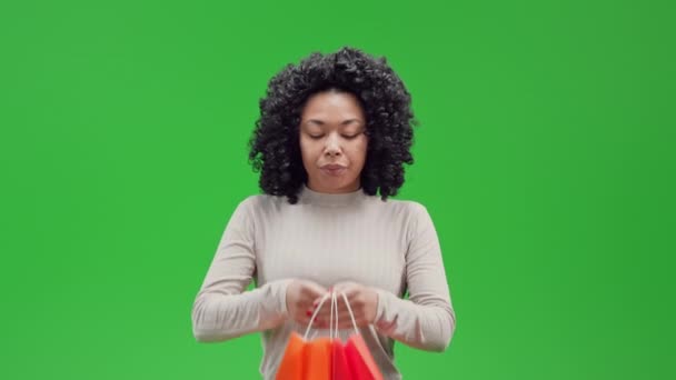 Mujer Afroamericana Insatisfecha Mirando Paquetes Con Regalo Aislado Verde Scree — Vídeo de stock