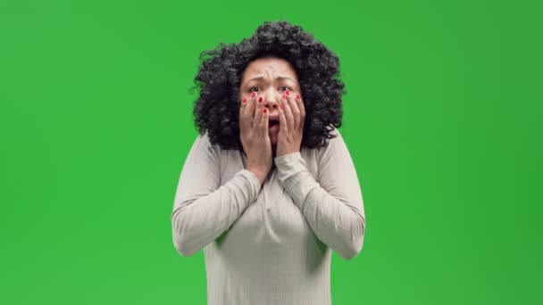 Afroamerikanerin Zeigt Angst Oder Angst Negative Emotionen Isoliert Auf Green — Stockvideo