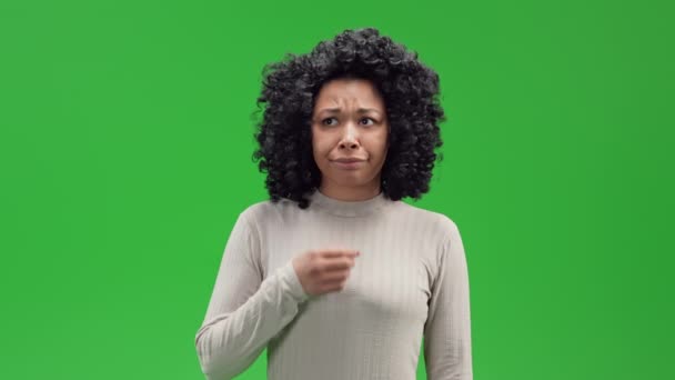 アフリカ系アメリカ人女性は グリーンスクリーンに隔離された解決策の概念を決定または発見しようとします — ストック動画