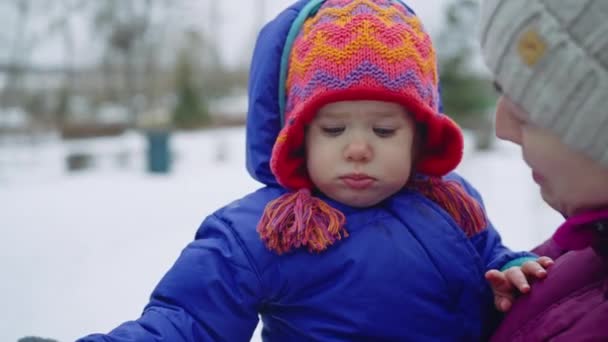Matka Gospodarstwa Zdenerwowany Dziecko Kobieta Dziecko Stoi Zewnątrz Zima Śnieg — Wideo stockowe