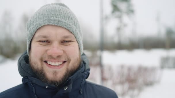 Potret Pria Ceria Berpose Luar Ruangan Kamera Tersenyum Musim Dingin — Stok Video