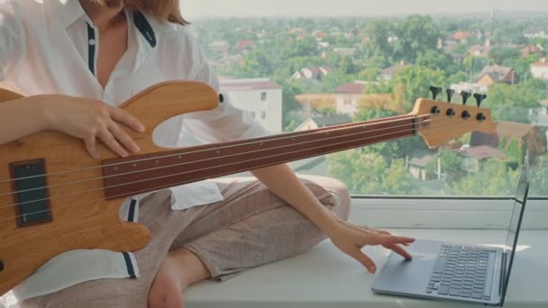 Vrouw Leren Spelen Gitaar Kijken Online Tutorial Muzikant Klasse Met — Stockvideo