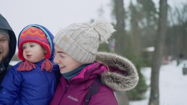 Šťastný Rodina Tráví Čas Venku Zasněžené Zimní Pohled Matka Držení — Stock video
