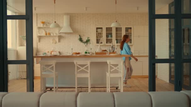 Kobieta Spaceruje Kuchni Świętując Kolację Domu Czeka Przyjaciół Lub Rodziny — Wideo stockowe