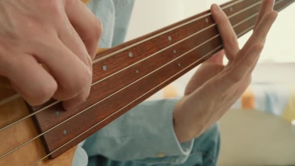 Mann Der Eine Gitarre Aus Nächster Nähe Spielt Und Saitenmusiker — Stockvideo