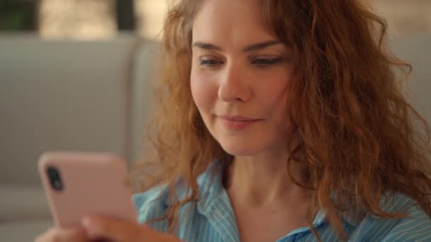 Close Mulher Rosto Usando Smartphone Rolagem Mídia Social Conversando Com — Vídeo de Stock