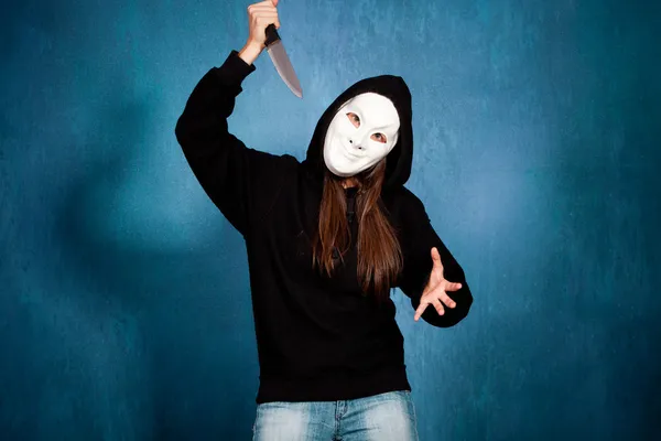 Halloween-Mädchen mit Maske und Messer — Stockfoto