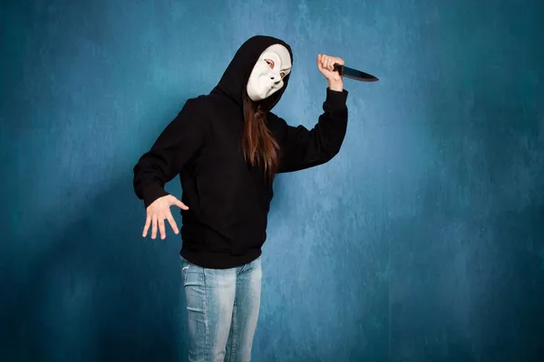 Chica de Halloween con máscara y cuchillo —  Fotos de Stock