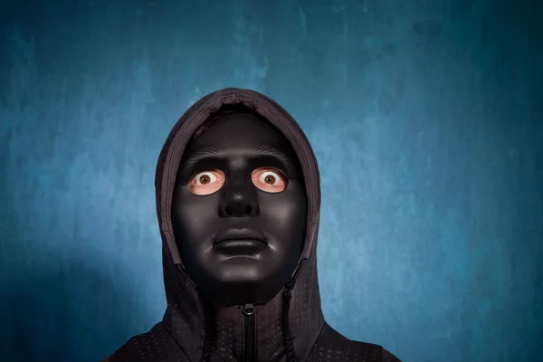 Απόκριες άνθρωπος με μαύρη μάσκα — Φωτογραφία Αρχείου