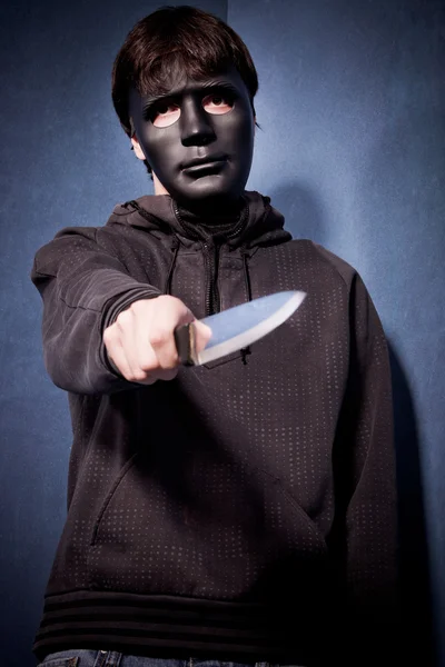 Hombre con máscara y cuchillo — Foto de Stock