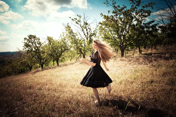 Correre attraverso il campo — Foto Stock