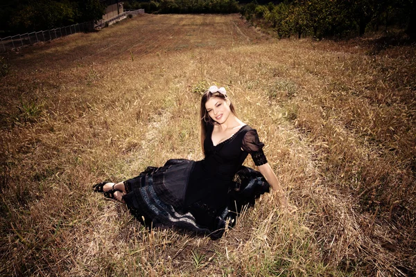 Mujer en el campo de otoño —  Fotos de Stock