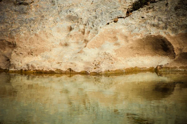 Rock och floden — Stockfoto