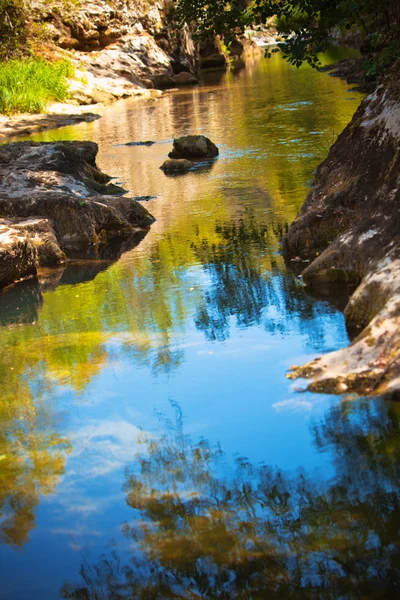 Pequeño río — Foto de Stock