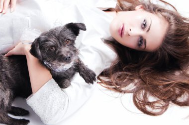 Bayan ve köpek yavrusu