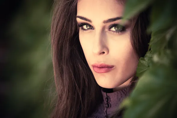 Retrato de mulher ao ar livre — Fotografia de Stock