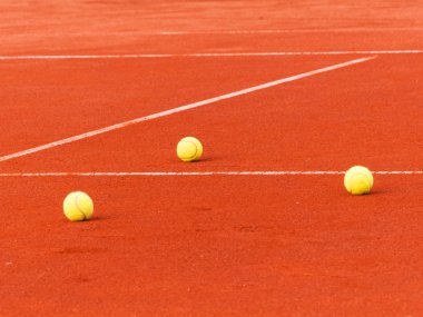 Toplarla tenis kortu