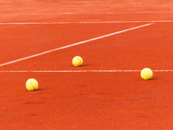 공으로 테니스 코트 — 스톡 사진