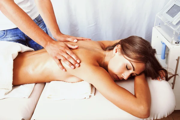 Massagem nas costas — Fotografia de Stock