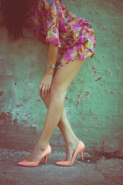 uzun bacaklı kadın