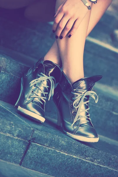 Кроссовки на высоких каблуках — стоковое фото