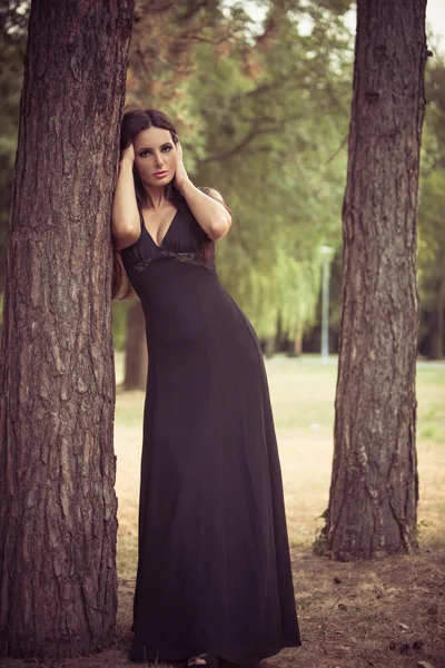 Elegante vrouw in het bos — Stockfoto