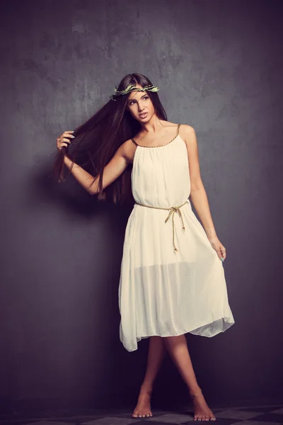 Jeune femme pieds nus en robe blanche — Photo