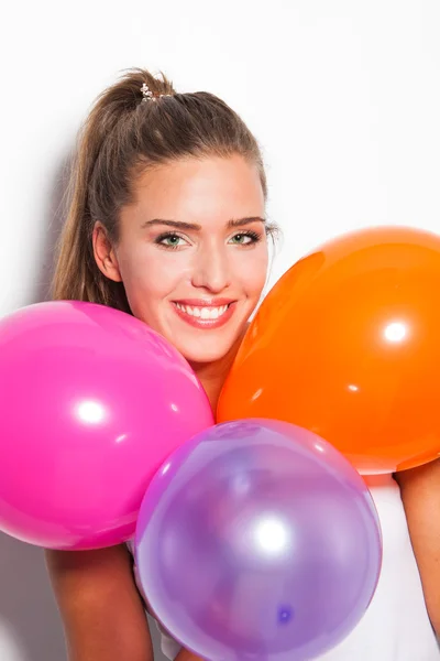 Lächeln Mädchen und Luftballons — Stockfoto