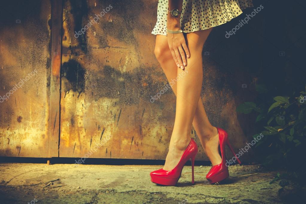 Gambe e top scarpe rosse