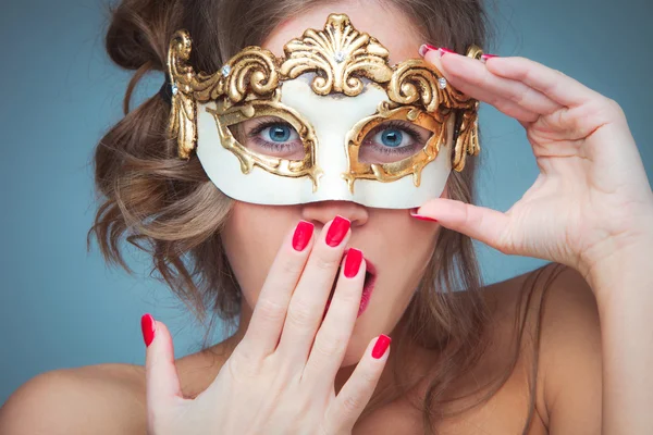 Frau mit venezianischer Maske — Stockfoto