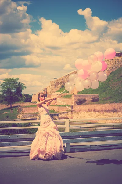 Νύφη με μπαλόνια — Φωτογραφία Αρχείου