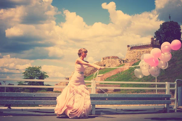 Novia con globos — Foto de Stock