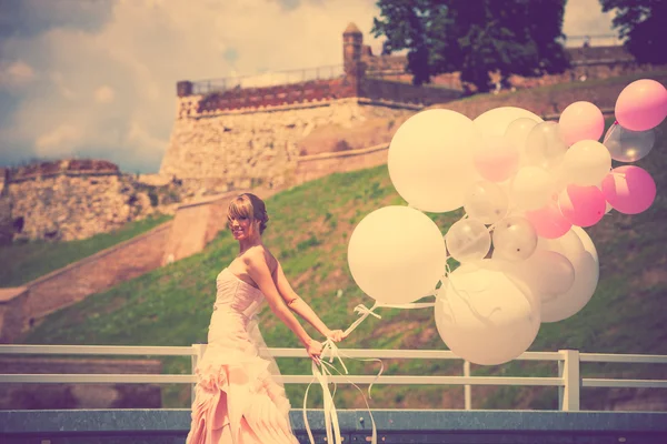 風船を持つ花嫁 — ストック写真