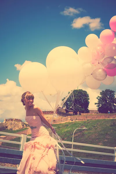 Наречена з повітряними кульками — стокове фото