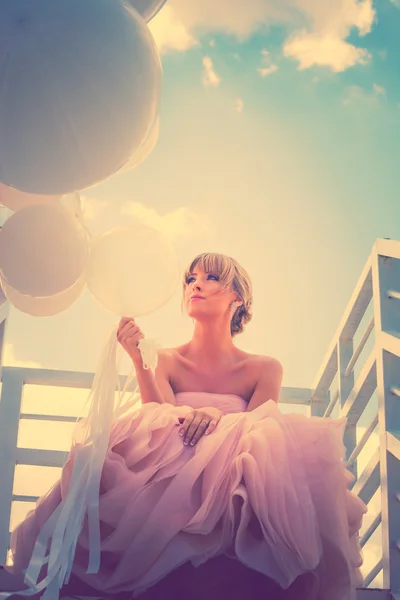 Mujer elegante con globos — Foto de Stock